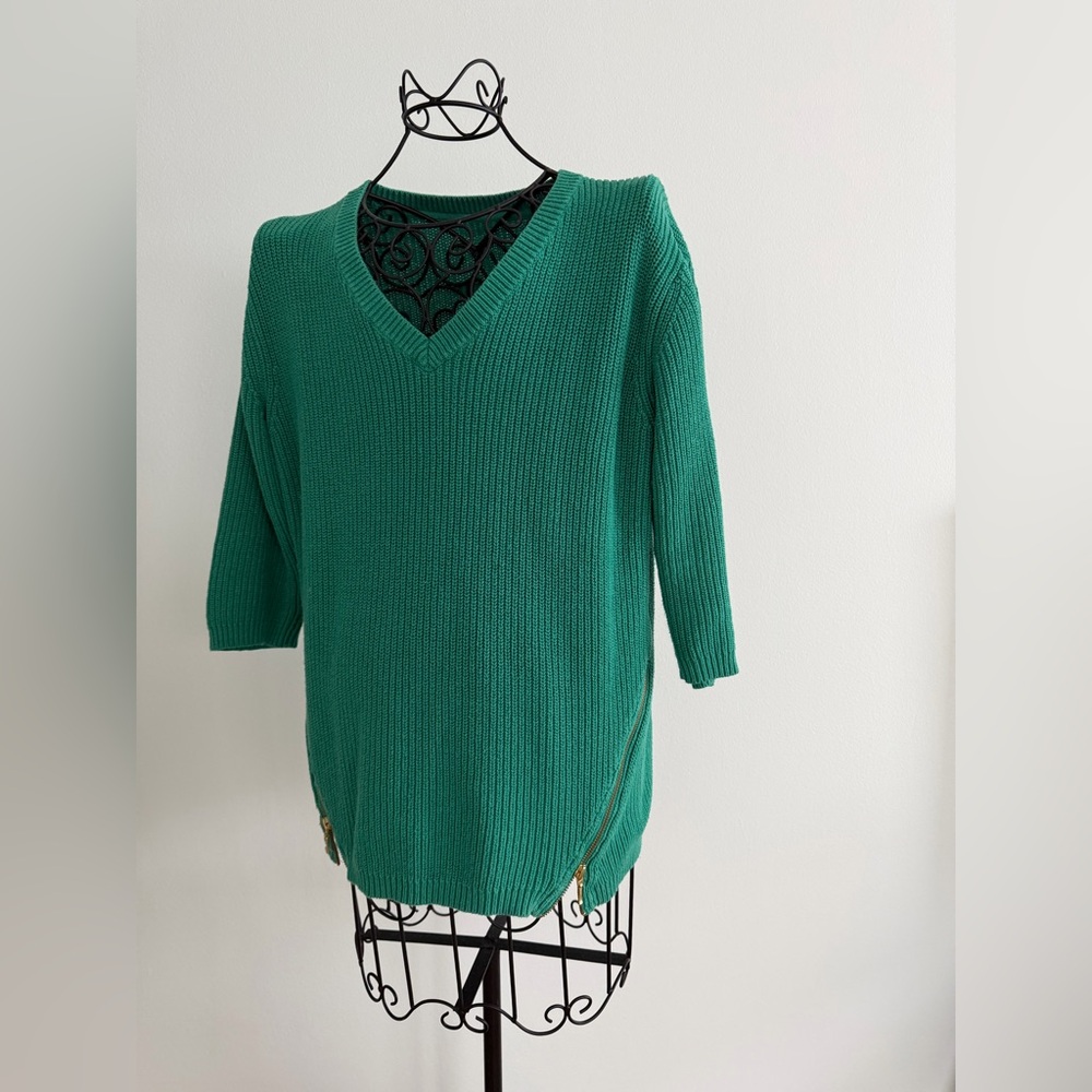 tyler boe v neck sweater in emerald green with 3/4 sleeves ,  gold tone zipper
